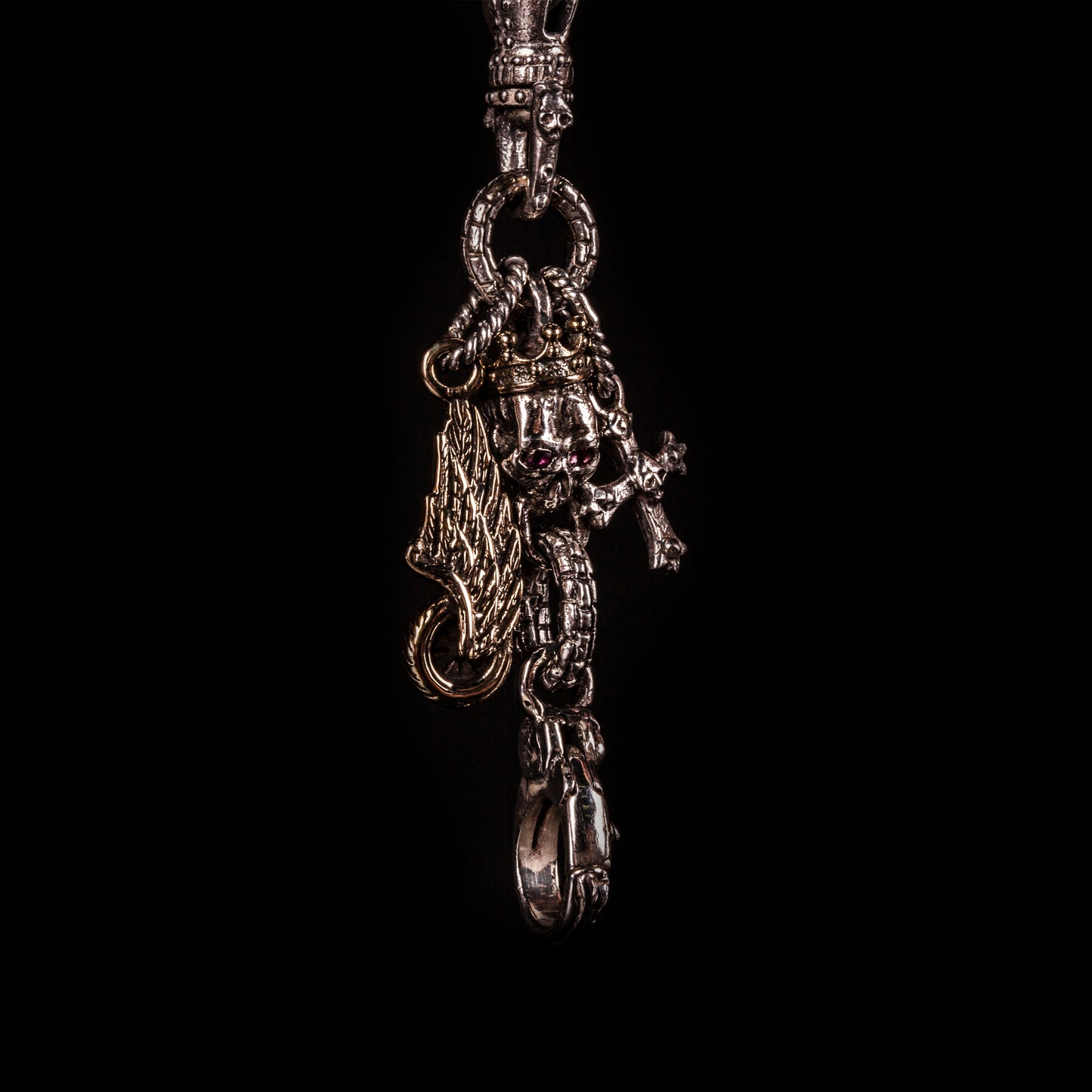 Portachiavi in argento925 con teschio e corona, ala e ruota, croce gotica