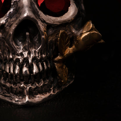 Anello in argento925 con teschio anatomico, granati incastonati nelle orbite una rosa tra i denti in ottone.