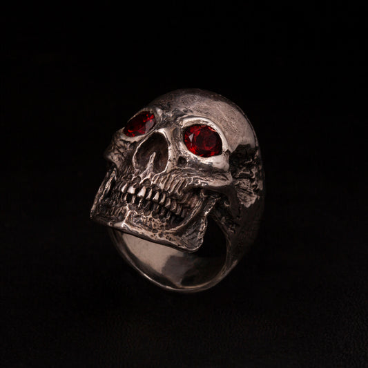 Anello in argento925 con teschio anatomico e granati nelle orbite.