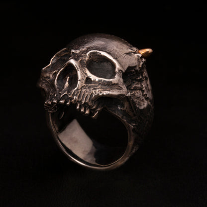 Anello in argento925 con teschio anatomico senza mandibola. Dettaglio con pallottola in ottone e foro di entrata.