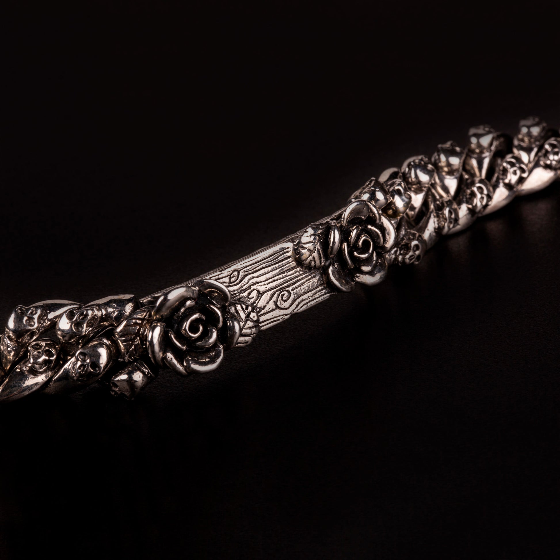 Bracciale in argento925 con maglia a grumetta e piastrina centrale con due rose alle estremita' personalizzabile. 