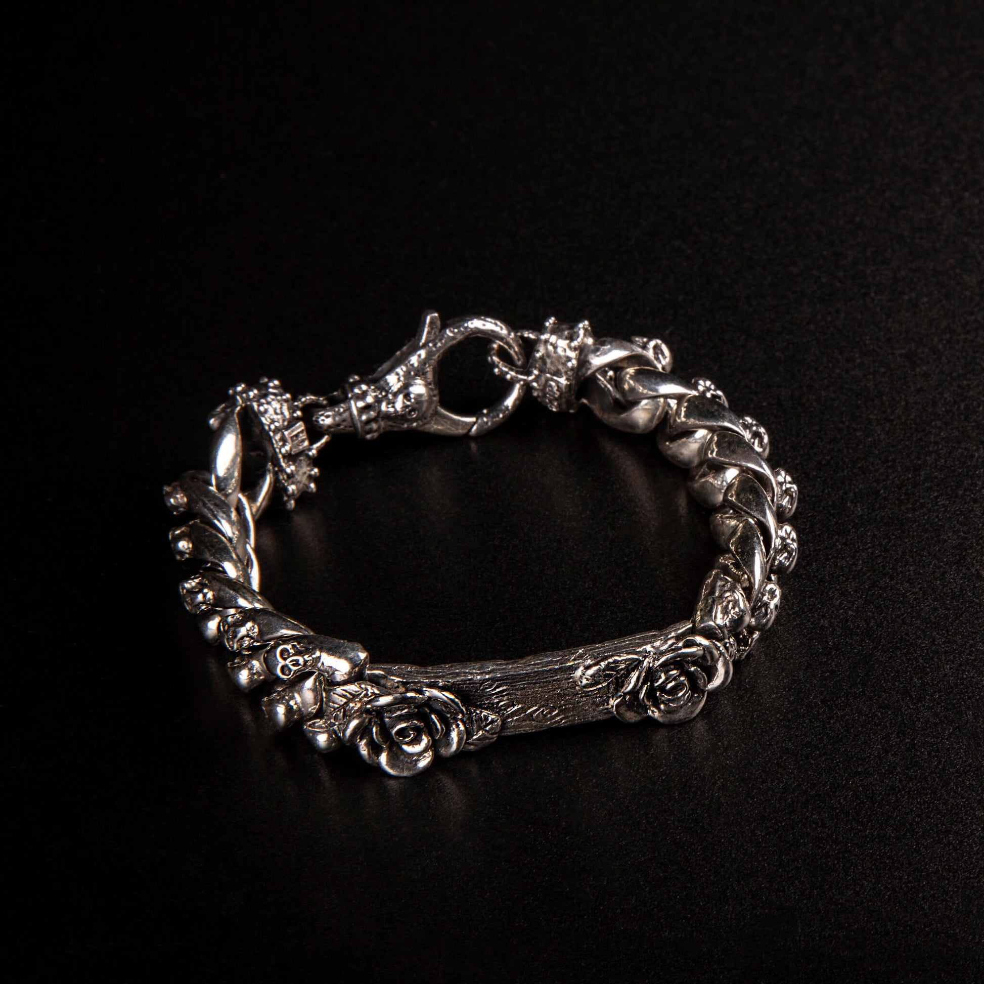 Bracciale in argento925 con maglia a grumetta e piastrina centrale con due rose alle estremita' personalizzabile. 