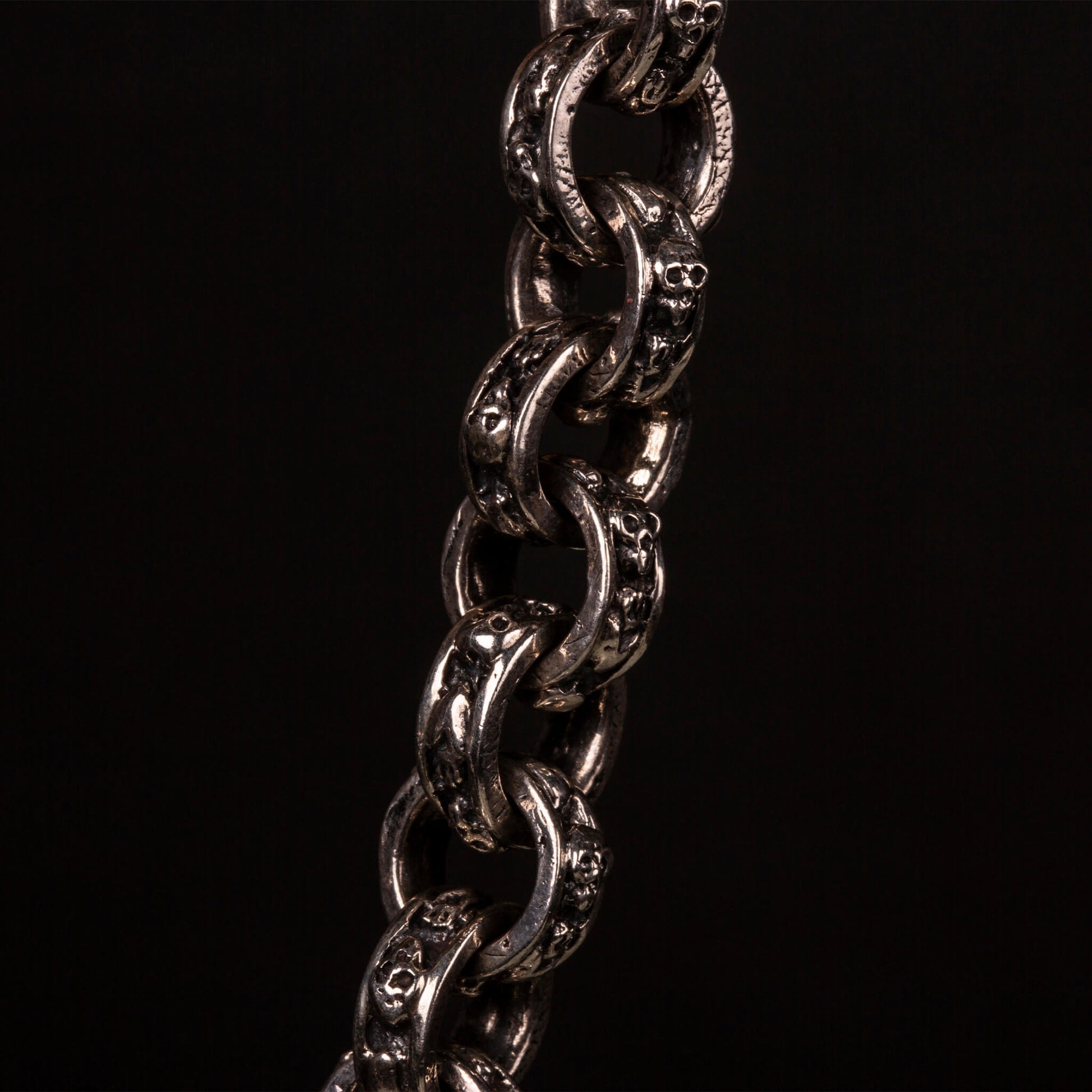 Collana in argento925 con maglia rolo' decocata da piccoli teschi. 