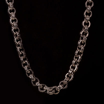Collana in argento925 con maglia rolo' decocata da piccoli teschi. 