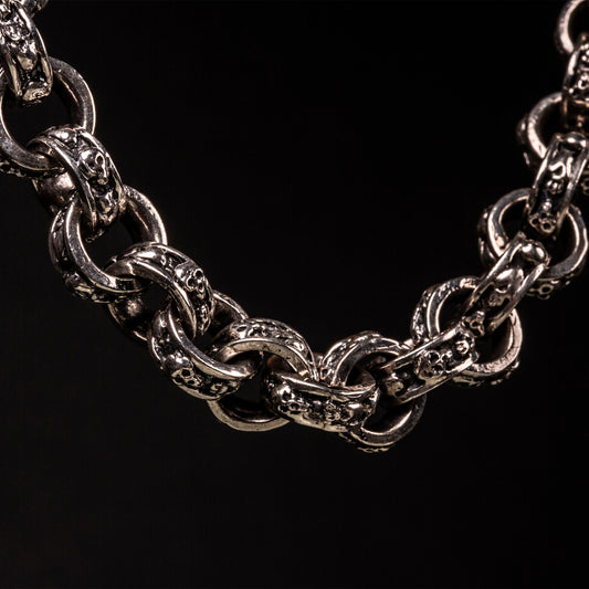 Collana in argento925 con maglia rolo' decocata da piccoli teschi. 