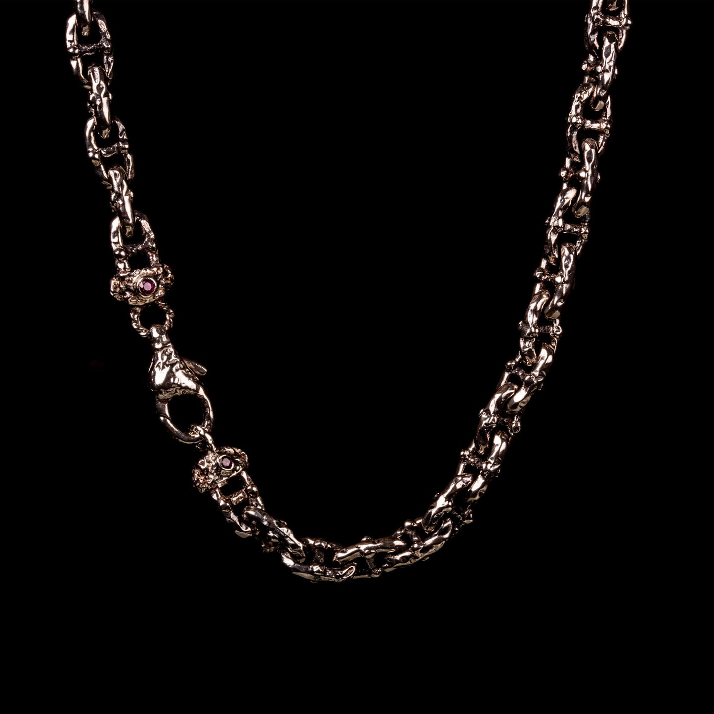 Collana in argento925 con maglia marinara lavorata e saldata amano. Due rubini incastonati nelle contro maglie terminali.